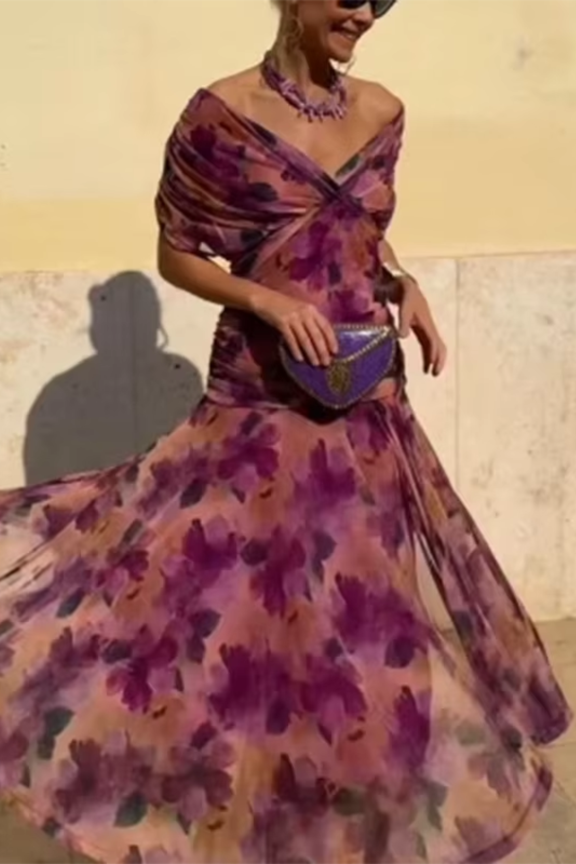 Monika | Sukienka maxi na przyjęcie z eleganckim dekoltem w serek