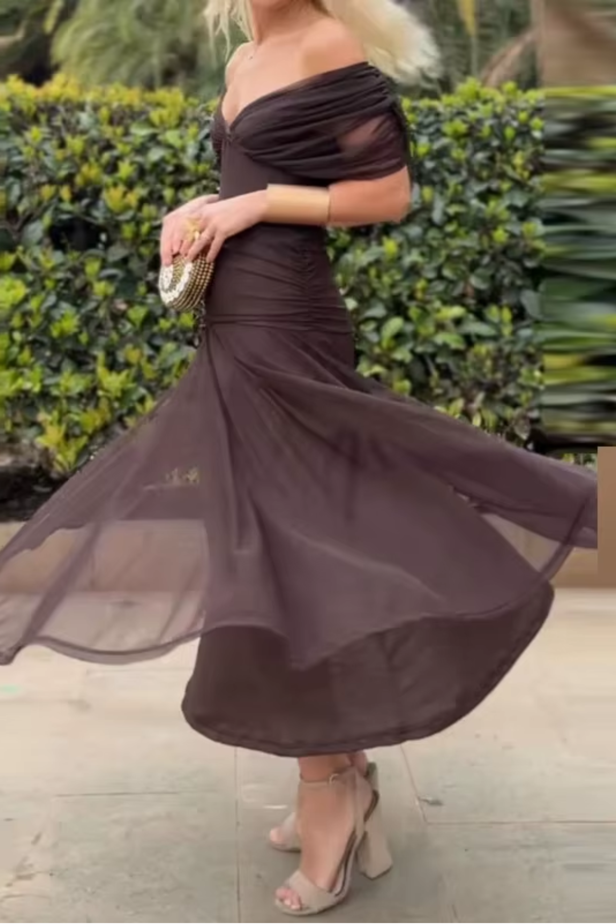 Monika | Sukienka maxi na przyjęcie z eleganckim dekoltem w serek